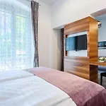 Starlight Luxury בית הארחה