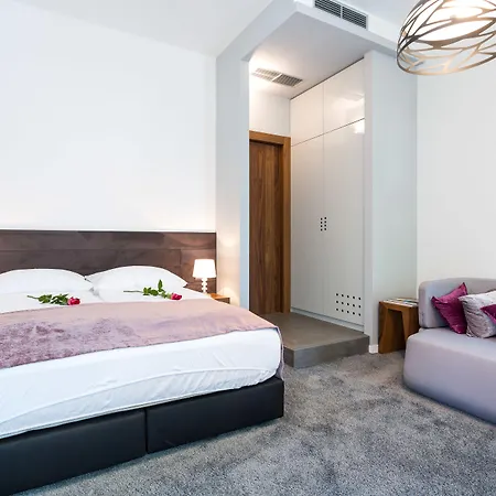 스타라이트 럭셔리 룸스 4*