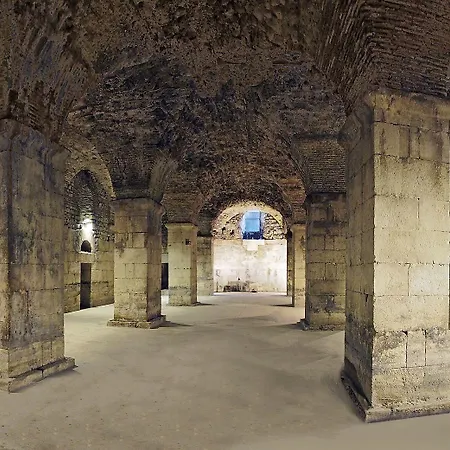 스타라이트 럭셔리 룸스 4*